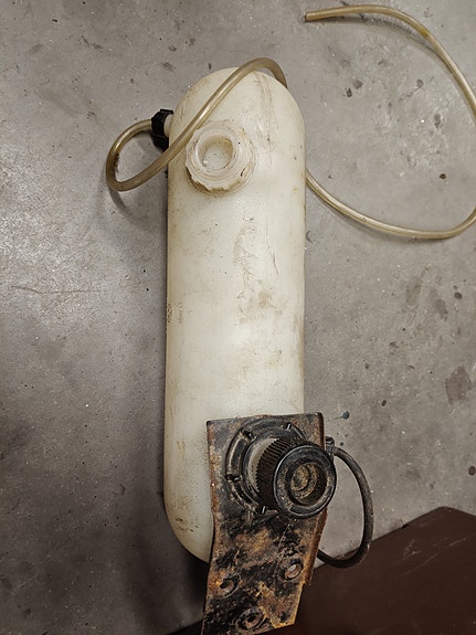 VW bussi pissapojan säiliö