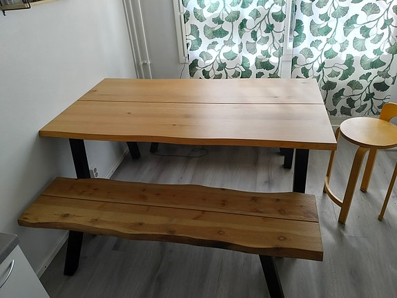 Puinen ruokapöytä ja penkit