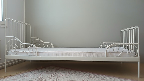 Valkoinen metallinen sänky + patja + sälepohja. White metal bed + matrass + base