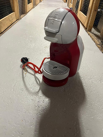 Dolce Gusto kapselikeitin punavalkoinen