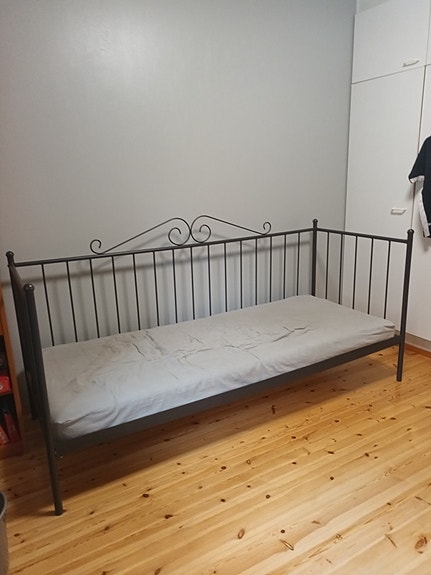 Harmaa metallinen päivävuode / metallirunkoinen sänky 80x200