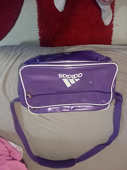 Adidas olkalaukku