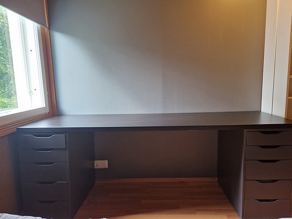 IKEA työpöytä laatikostoilla, tumma