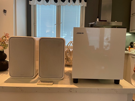 Jamo SUB 210 subwoofer ja P 404 kaiuttimet valkoinen