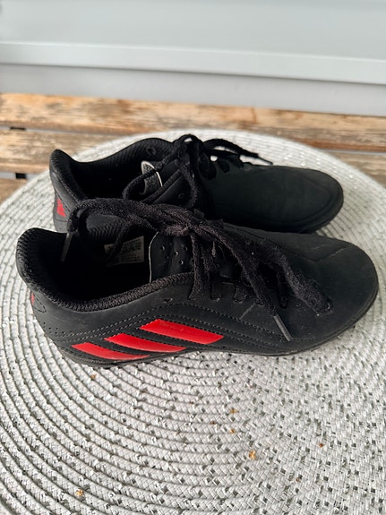 Adidas nappulakengät musta/punainen koko 33