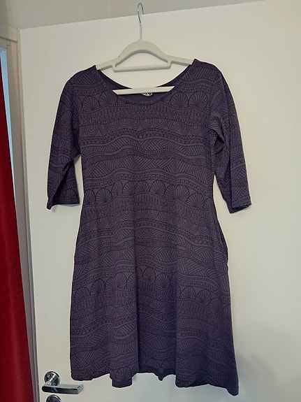 Violetti mekko