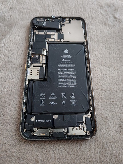 IPhone 12 Pro Max VARAOSIKSI TAI KORJATTAVAKSI
