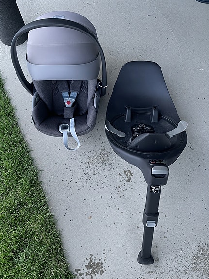 Cybex Cloud T i-Size turvakaukalo ja Cybex Base T Isofix-jalusta