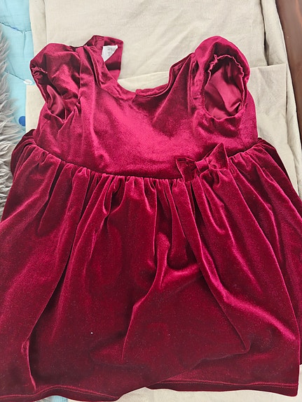 Suitable for 1 - 2 year old baby girls. Pretty new and no damage