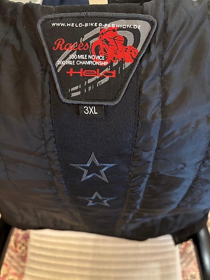 Miesten Held 3XL MP-ajotakki ja Dainese ajohousut suojilla