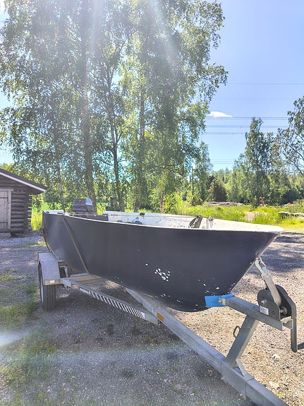 Omavalmiste vene ja korjattava Yamaha 9.9 moottori