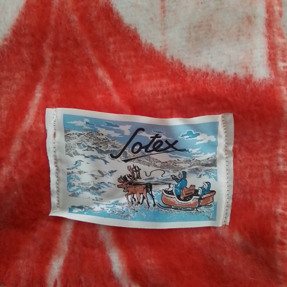 Uusi, punavalkoinen, lämmin huopa
