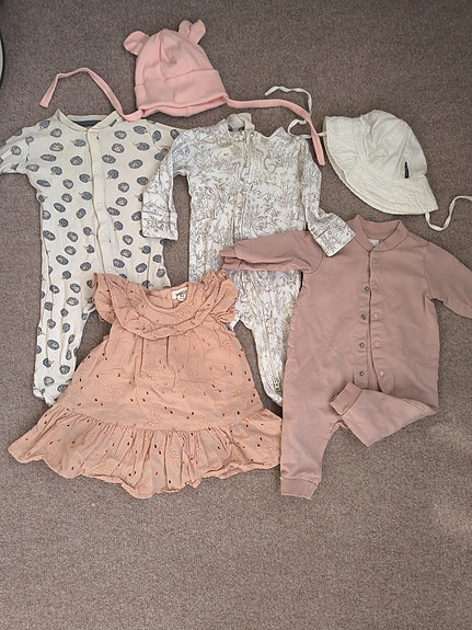 62cm vaatepaketti: pyjamat, oloasu, lakki, Metsolan pipo