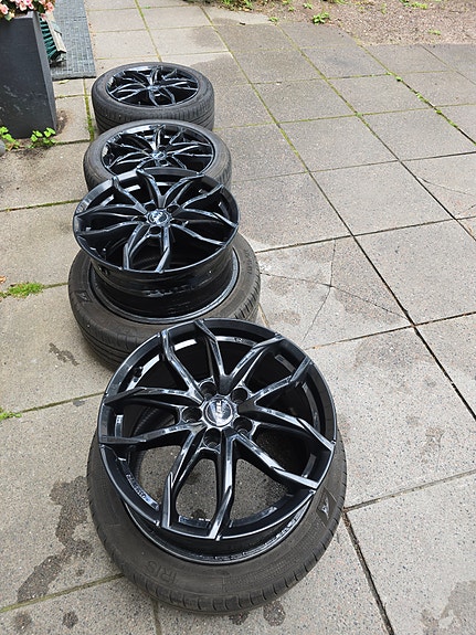 Rial 17 tuuma 5x114.3 mustat vanteet