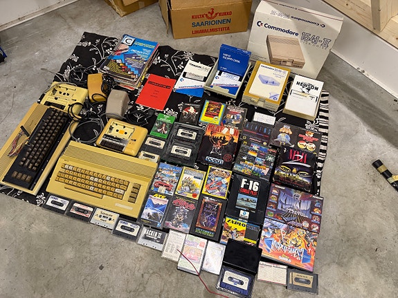 Commodore Amiga 500 ja Commodore 64 + oheislaitteet