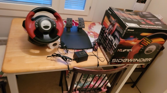 Microsoft SideWinder Force Feedback -ratti ja polkimet