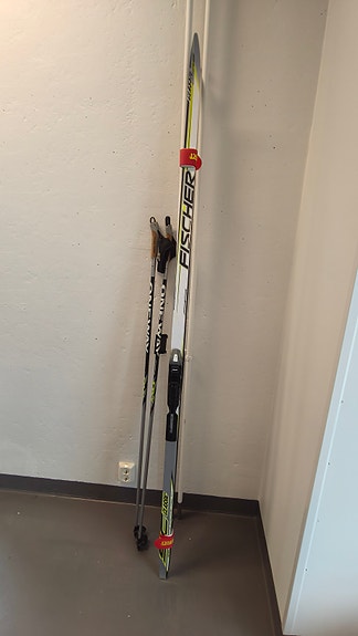 Fischer Classic 202 cm – sukset, Salomon Pilot -siteet, monot 44⅔ ja sauvat