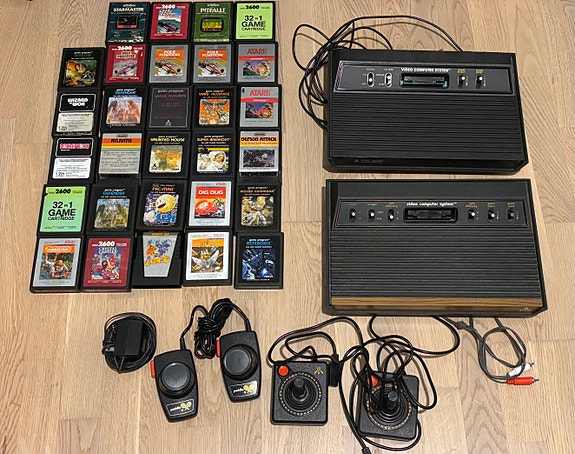 Atari 2600 pelikonsolit ja pelikasetit