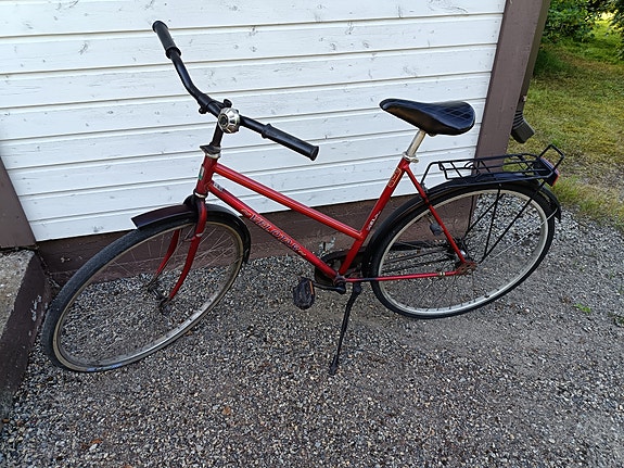 Huollettu vaihteeton Helkama merkkinen naisten polkupyörä.