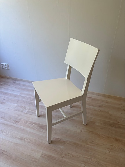 Valkoinen Ikea Norvald keittiötuolit