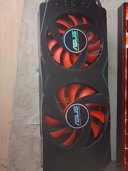 Asus näytönohjain kaksoistuulettimella