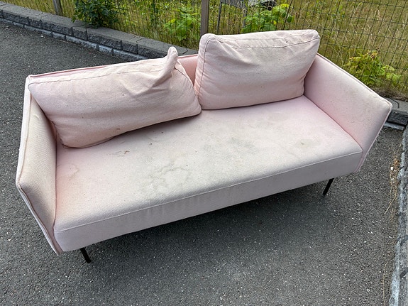 Annetaan käytetty lastenhuoneen sohva (ehjä) / Sofa given for free (not broken)