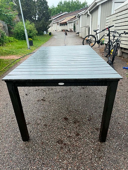 Jatkettava puutarhapöytä
