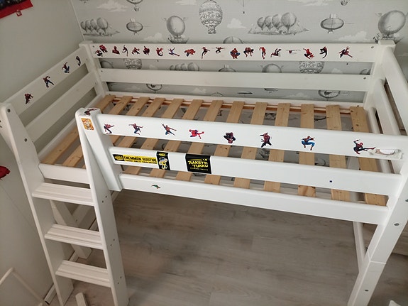 Lasten valkoinen kerrossänky / parvisänky tikkailla