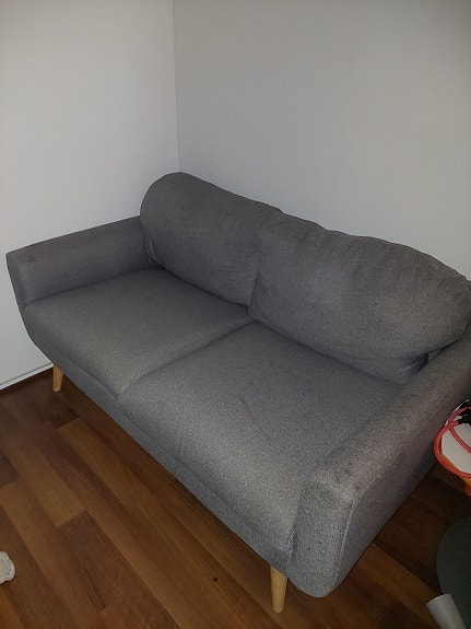 Kahden istuttava harmaa sohva