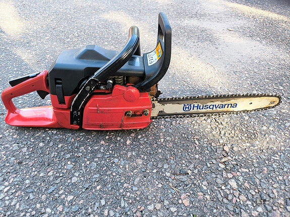 Jonsered moottorisaha Husqvarna-laipalla