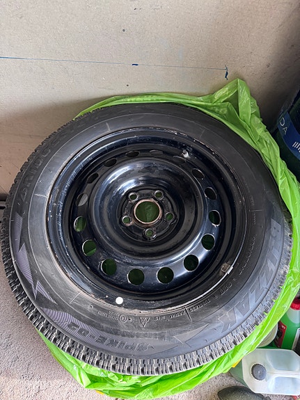Toyota yaris Bridgestonen nastarenkaat peltivanteilla