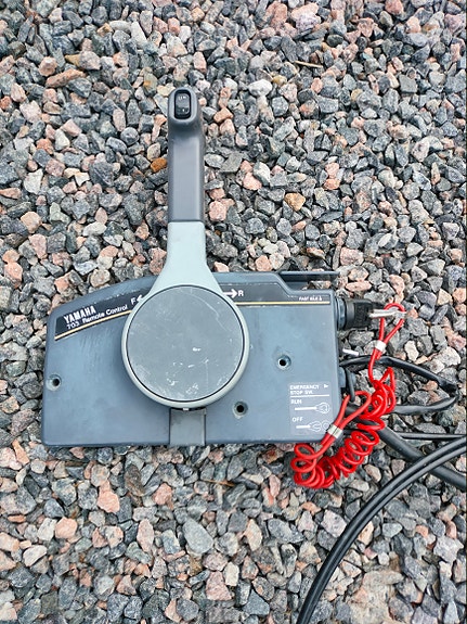 Yamaha 703 kaukohallintalaite