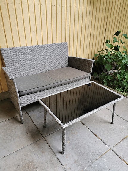 Puutarha sohva ja pöytä