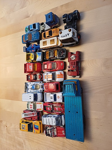 Pienet leluautot ja pakettiautot