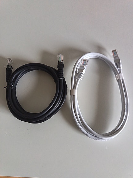 Verkkokaapelit RJ45, musta ja valkoinen