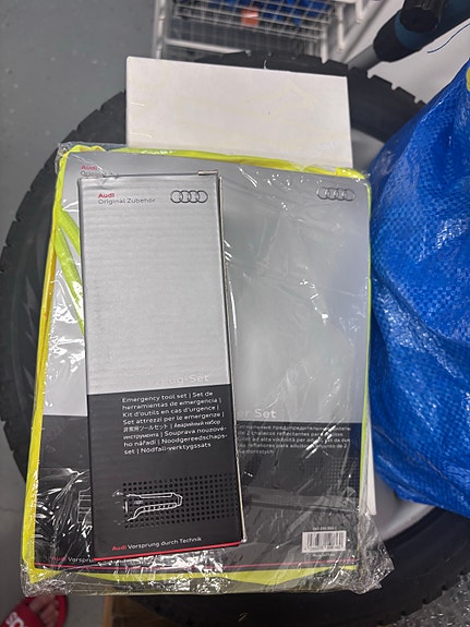 Audi oem heijastinliivi ja taskulamppu