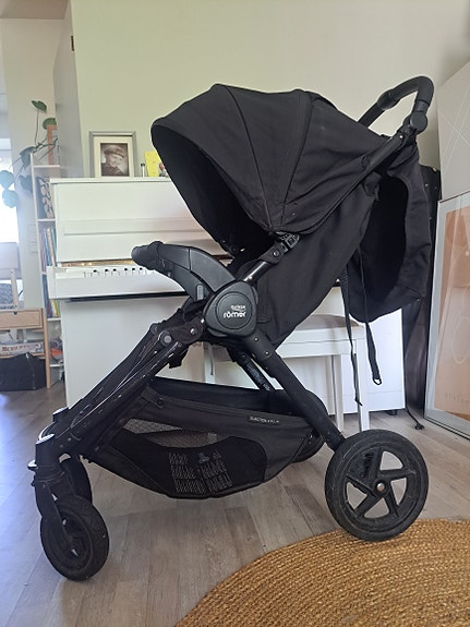 Siistit Britax B-Motion 4 plus rattaat.