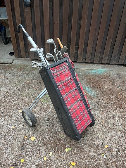 Golfbägi ja kärry mailoineen
