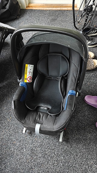 Annetaan Britax Turvakaukalo ja telakka, esim. uimahalli käyttöön