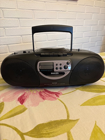Pikkuvikainen Philips AZ1000 CD-kasettisoitin ja radio