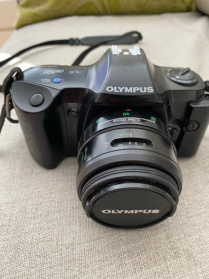 Olympus filmikamera objektiivilla