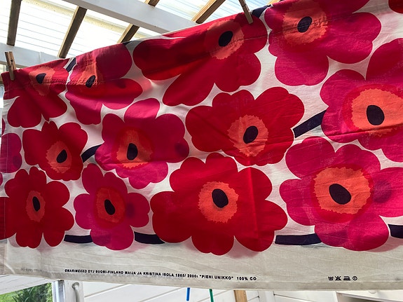 Pitkä kappa ikkunaan / Marimekko punainen pieni unikko