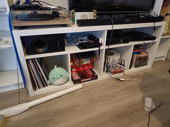 VARATTU Ikea Kallax tv taso valkoinen