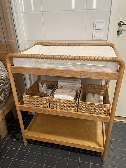 Puinen hoitopöytä hyllyillä, Zara Home