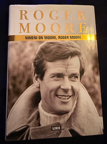 Nimeni on Moore, Roger Moore -kirja