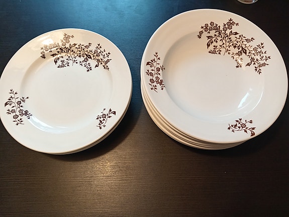 Syviä ja matalia lautasia.
