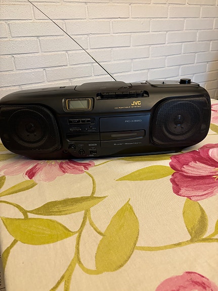 Pikkuvikainen JVC RC-X320 CD-kasettisoitin radiolla