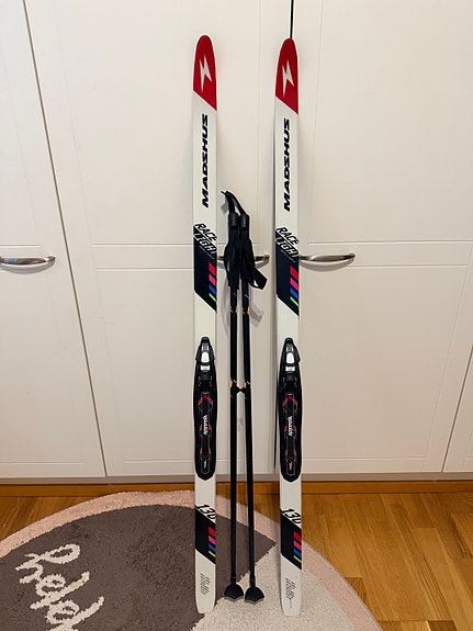 Madshus sukset karvapohjalla (130 cm) ja Rossignol-sauvat (95 cm)