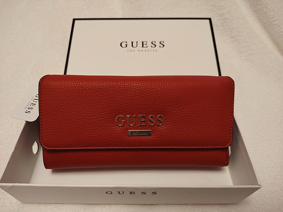 Uusi tyylikäs Guess kukkaro