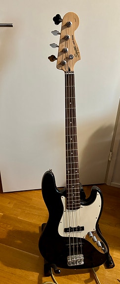 Squier Jazz Bass sähköbasso musta